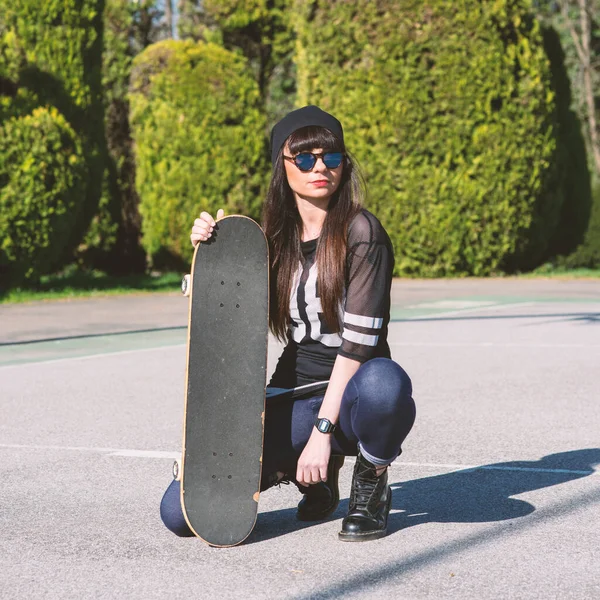 Jonge Vrouw Portret Met Skateboard Buiten Levensstijl — Stockfoto