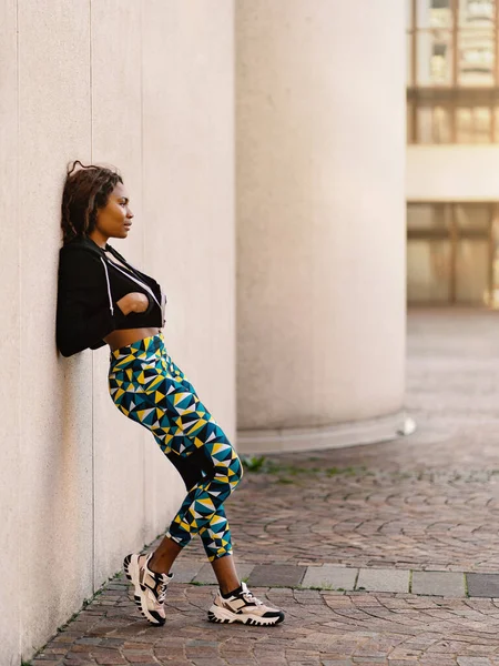 Giovane Donna Sportiva Africana Nera Ritratto All Aperto Contro Muro — Foto Stock