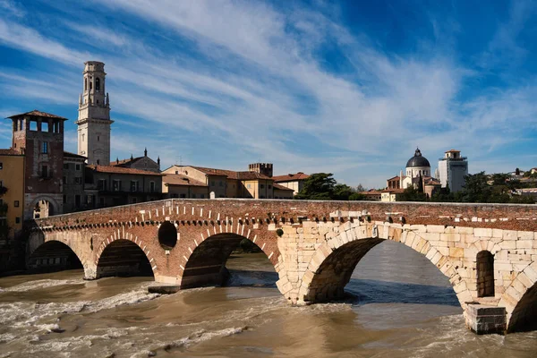 ピエトラ橋 Ponte Pietra とアディジェ川と美しいヴェローナの景色 — ストック写真