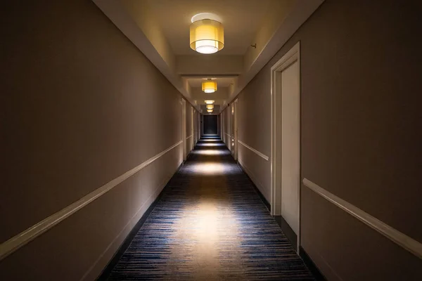 旅馆内的一条长长的黑暗走廊 — 图库照片