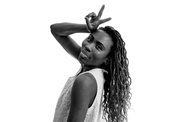 白い背景を持つ花嫁と幸せなアフリカの若い女性のスタジオの肖像画 指で勝利ジェスチャー 白黒の画像 — ストック写真