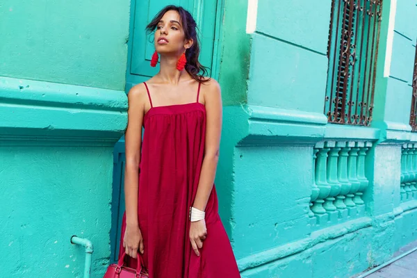 在古巴哈瓦那 身穿红色连衣裙的年轻漂亮的女人像映衬着绿墙 — 图库照片