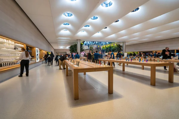ニューヨーク 2020年2月 5番街のApple Storeを訪れる人々 Apple Inc カリフォルニア州クパチーノに本社を置く米国の多国籍テクノロジー企業です — ストック写真