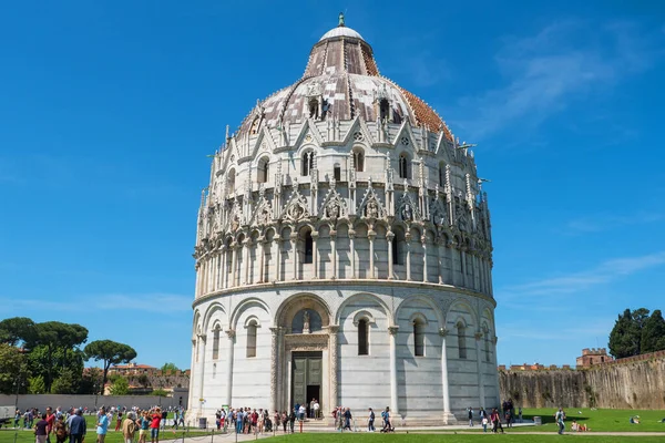 Pisa Olaszország Május 2016 Turisták Látogató Keresztelő Campo Dei Miracoli — Stock Fotó