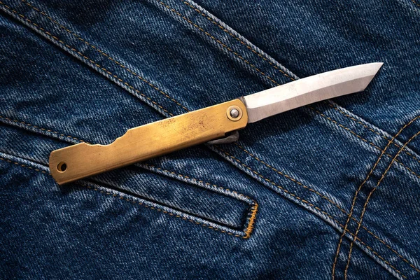 Pocket Japansk Traditionell Kniv Mot Denim Bakgrund — Stockfoto