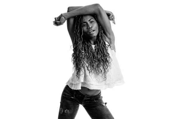 Щаслива Африканська Молода Жінка Студійний Портрет Косами Білому Тлі Чорно — стокове фото