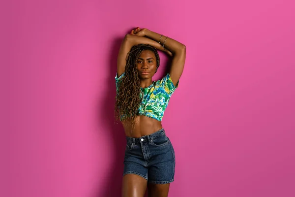 Güzel Afrikalı Genç Bir Kadın Pembe Arka Planda Stüdyo Moda — Stok fotoğraf