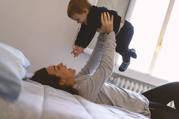 Mutter Und Sohn Spielen Hause Auf Dem Bett Lebensstil Selektiver — Stockfoto