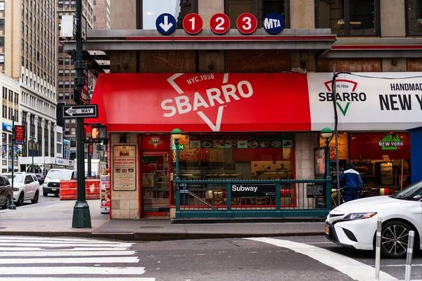 ニューヨーク 2020年2月 ペン駅近くのSbarroピザレストラン Sbarro Llcは 33カ国に600以上の拠点を持つニューヨークスタイルのピザを専門とするピザチェーンです — ストック写真