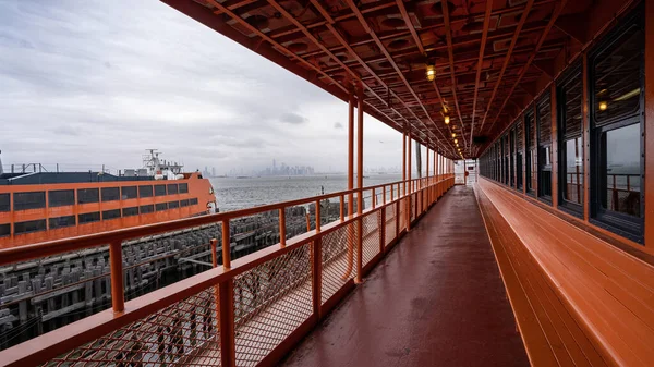 史泰登岛码头在纽约自1905年起 轮渡成为一项市政服务 每年载客量超过2100万人次 — 图库照片