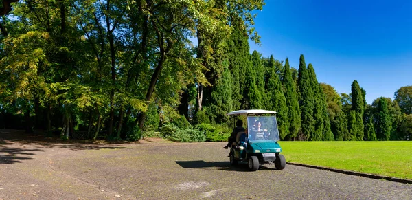 Verona Italien Oktober 2020 Familjetransport Till Sigurt Park Det Naturalistisk — Stockfoto