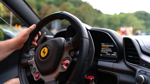 圣玛丽诺 意大利 2019年8月 人类驾驶法拉利458跑车 法拉利 Ferrari 是一家意大利跑车制造商 由恩佐 法拉利 Enzo — 图库照片