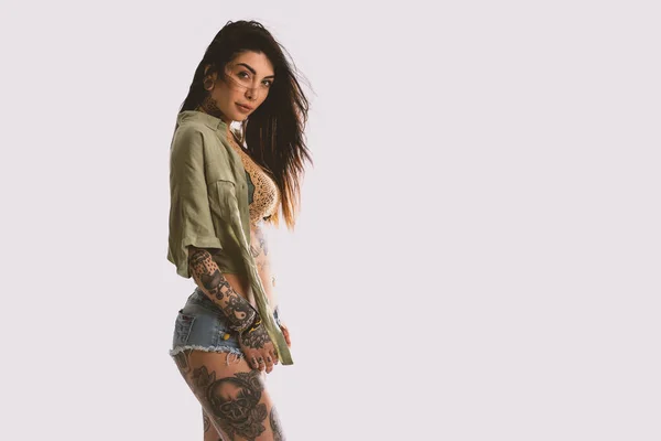 Sexy Frauenporträt Mit Tätowierung Vor Weißem Wandhintergrund Mit Kopierraum Gefiltertes — Stockfoto