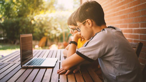 Fiatal Testvérek Szórakozás Szörfözni Kertben Laptoppal Valódi Életmód Szűrt Kép — Stock Fotó