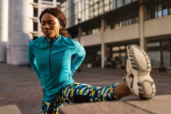 Młody Czarny Afrykański Sportowy Kobieta Portret Robi Rozciągając Się Zewnątrz — Zdjęcie stockowe