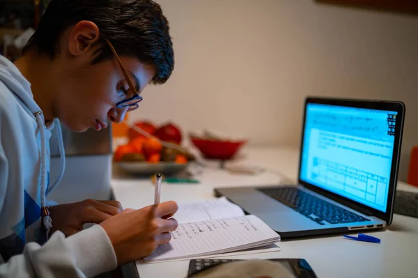 Menino Adolescente Fazendo Lição Casa Casa Com Laptop Escrevendo Notas — Fotografia de Stock