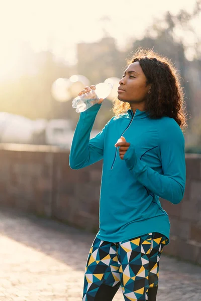 Молодая Черная Африканская Спортивная Женщина Портрет Открытом Воздухе Питьевой Воды — стоковое фото