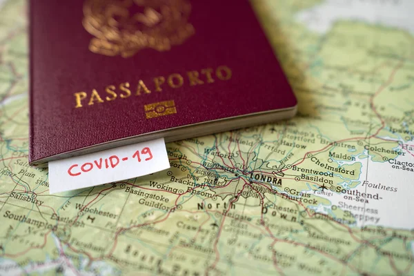 Wirus Corona Covid Koncepcja Podróży Papier Napisem Covid Umieszczony Paszporcie — Zdjęcie stockowe