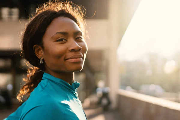 Sonriente Joven Negro Africano Deportivo Mujer Retrato Aire Libre Día —  Fotos de Stock