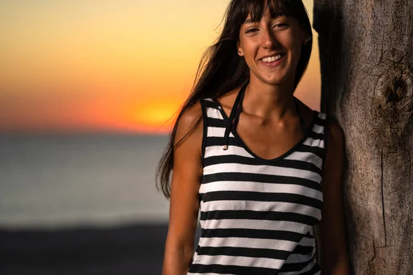 Χαμογελώντας Νεαρή Γυναίκα Πορτρέτο Στην Παραλία Στη Λιακάδα — Φωτογραφία Αρχείου