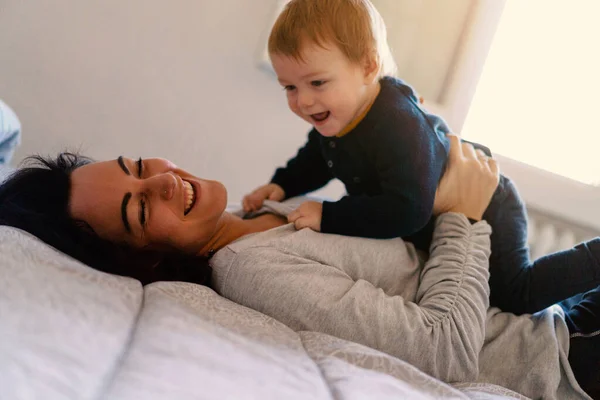 母親と息子は家でベッドで遊んでいた ライフスタイル — ストック写真