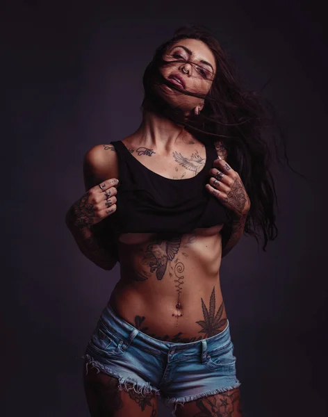 Сексуальная Татуированная Женщина Черном Сингле Коротких Джинсах Темном Фоне — стоковое фото