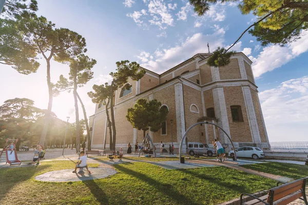 意大利弗罗莫 2020年8月 圣玛丽亚阿斯松塔大教堂后院 有游乐场 — 图库照片