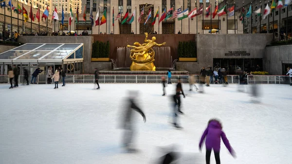New York Febbraio 2020 Pattinaggio Ghiaccio Nella Piazza Rockefeller Center — Foto Stock