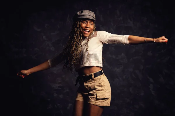 Hermosa Sonriente Mujer Negra Africana Bailando Estudio Retrato Sobre Fondo —  Fotos de Stock