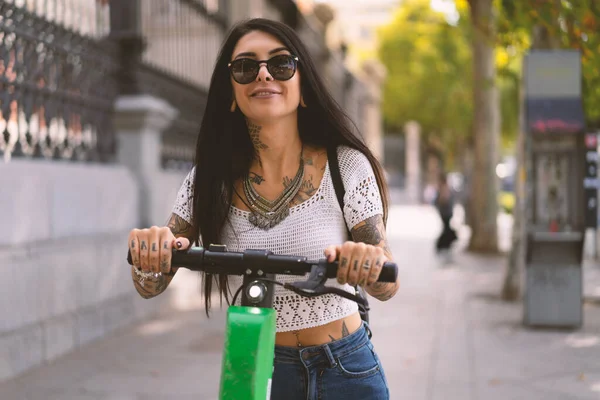 Jonge Glimlachende Tattoed Vrouw Portret Met Behulp Van Elektrische Scooter — Stockfoto
