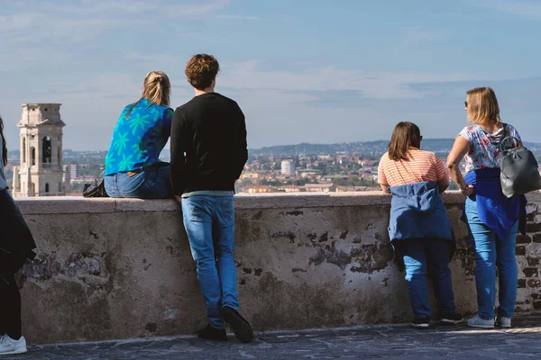 ヴェローナ イタリア 2020年10月 観光客とヴェローナのパノラマテラス — ストック写真
