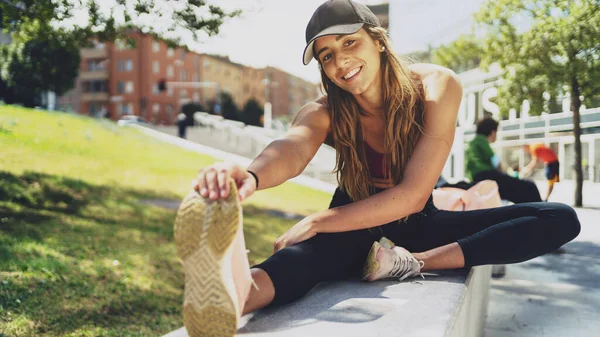 Jonge Sportvrouw Portret Doen Stretching Buiten Een Zonnige Dag Levensstijl — Stockfoto