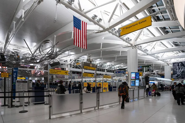 ニューヨーク 2020年2月 ジョン ケネディ国際空港内の乗客 これは 米国で最も忙しい国際航空旅客ゲートウェイです — ストック写真