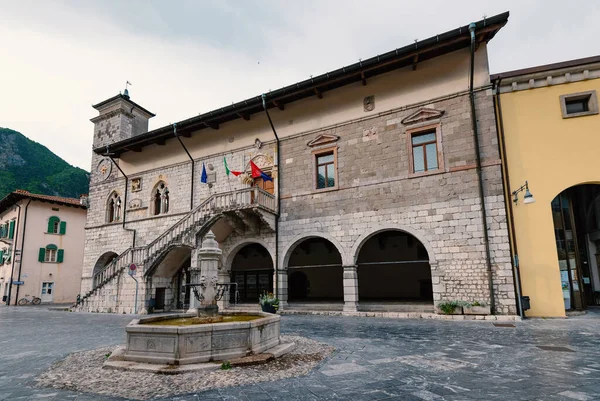 Balai Kota Dan Sumur Air Venzone Italia Utara — Stok Foto