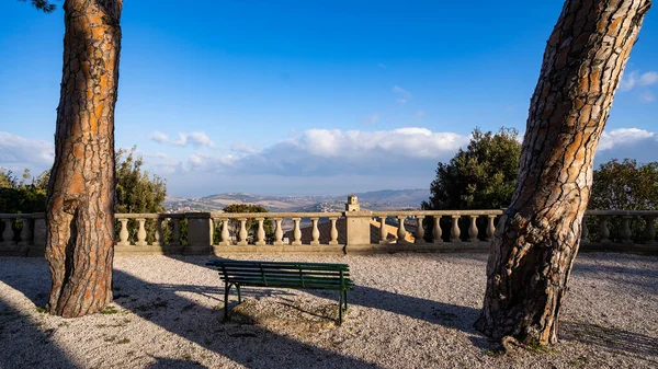 Parktan Mavi Gökyüzüne Bakan Fermo Kasabası Manzarası Marche Bölgesi Talya — Stok fotoğraf