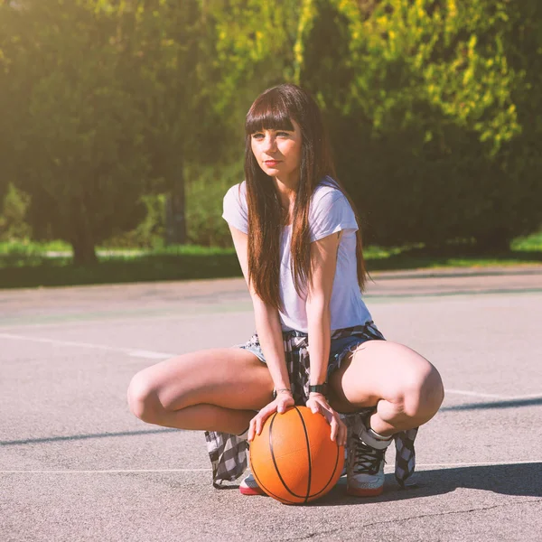 Jeune Femme Décontractée Portrait Tenant Ballon Basket Ball Extérieur Par — Photo
