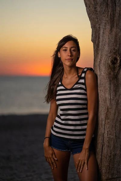 Retrato Íntimo Mujer Joven Playa Sol — Foto de Stock