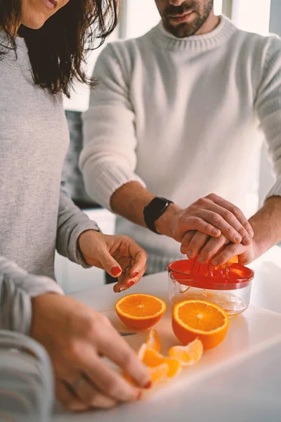 Junges Paar Bereitet Frühstück Presst Orangen Aus Nächster Nähe Gesunder — Stockfoto