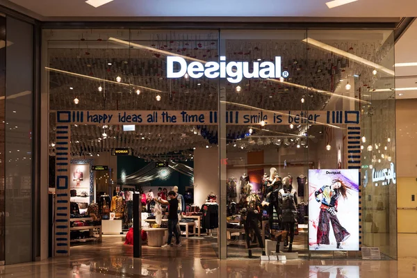 Dubai 2018 Desigual Shop Desigual Fabricante Roupas Calçados Com Sede — Fotografia de Stock