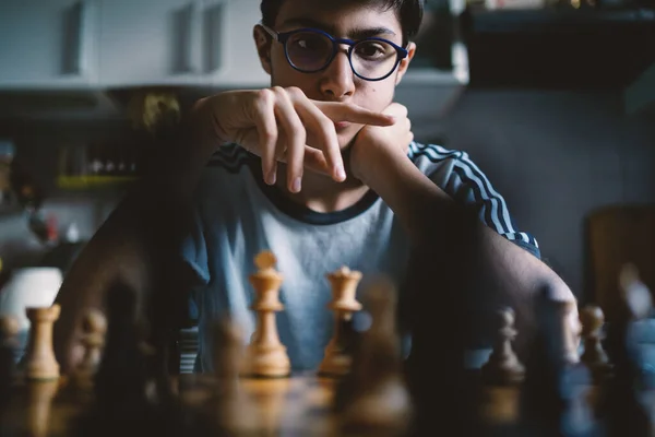 Teenager Playing Chess Home Real Lifestyle Image — Stock Photo, Image