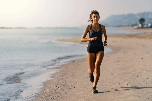 Mujer Joven Retrato Cuerpo Completo Corriendo Aire Libre Playa Por —  Fotos de Stock