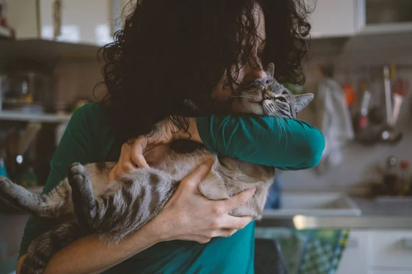 Kvinna Kramar Och Kysser Randig Katt Hemma Verklig Livsstil Filtrerad — Stockfoto