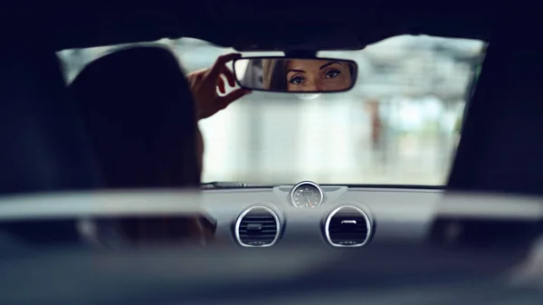 Vrouw Portret Zit Haar Auto Naar Spiegel Kijken Oogdetail — Stockfoto