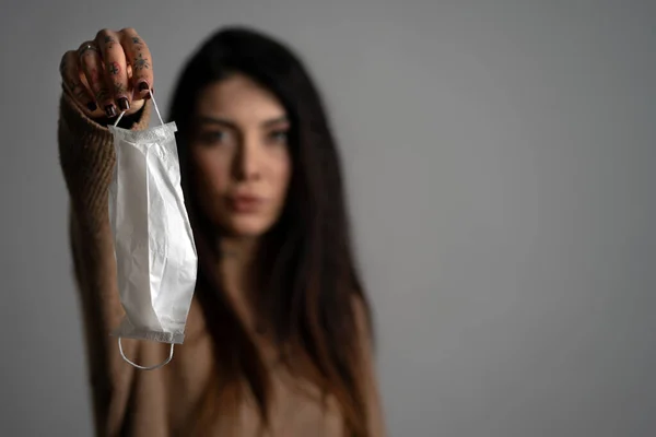 Ung Kvinna Med Ansiktsmask Som Skydd Studioporträtt Konceptet Covid Coronavirus — Stockfoto