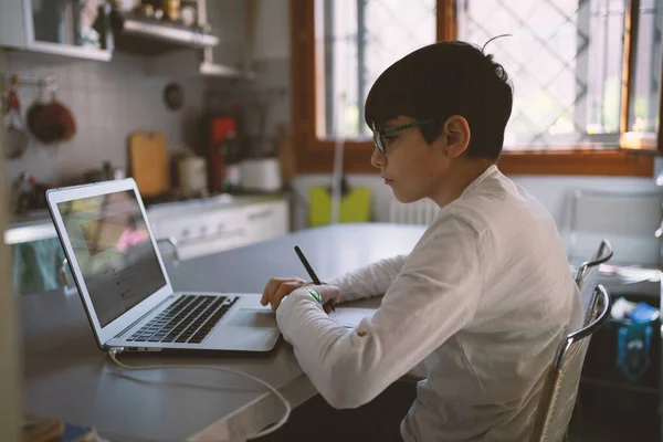 Jongen Doet Huiswerk Thuis Met Laptop Notities Schrijven Gefilterde Afbeelding — Stockfoto