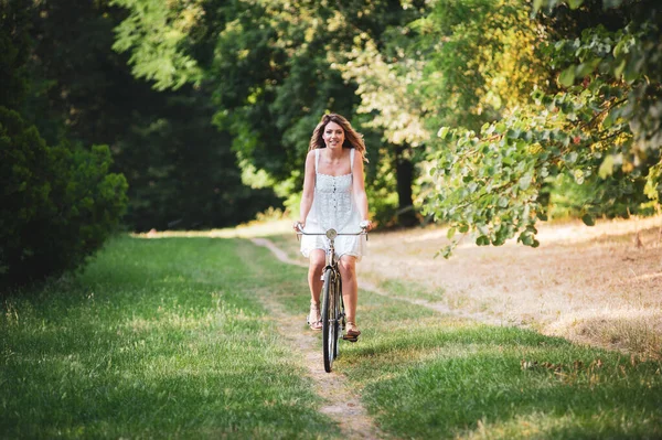 Jeune Femme Souriante Amusant Faire Vélo Dans Parc Image Mode — Photo