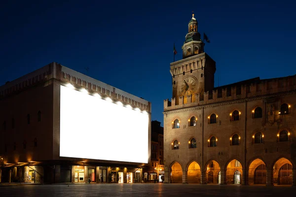 Prázdný Prázdný Bílý Billboard Historickém Městě Boloni Itálie Noci Vysmívej — Stock fotografie