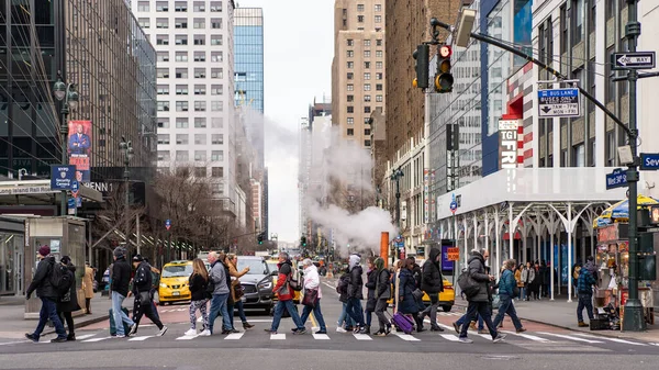 New York February 2020 Люди Перетинають Вулицю Манхеттені — стокове фото