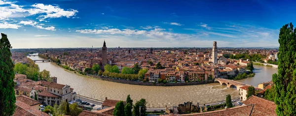 Verona Cityscape Panoramatický Letecký Výhled Břehu Řeky Historickými Budovami Věžemi — Stock fotografie