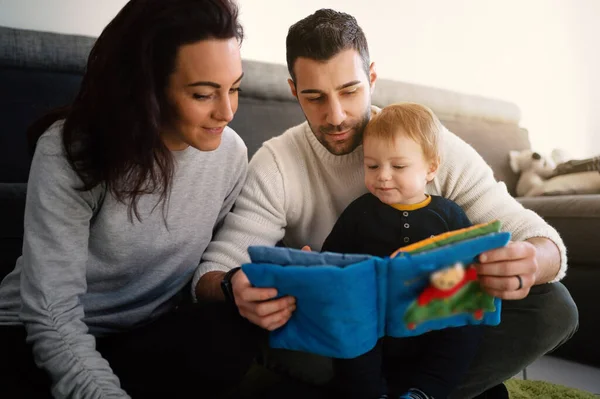 Mutter Und Vater Erzählen Ihrem Sohn Hause Eine Geschichte Lebensstil — Stockfoto